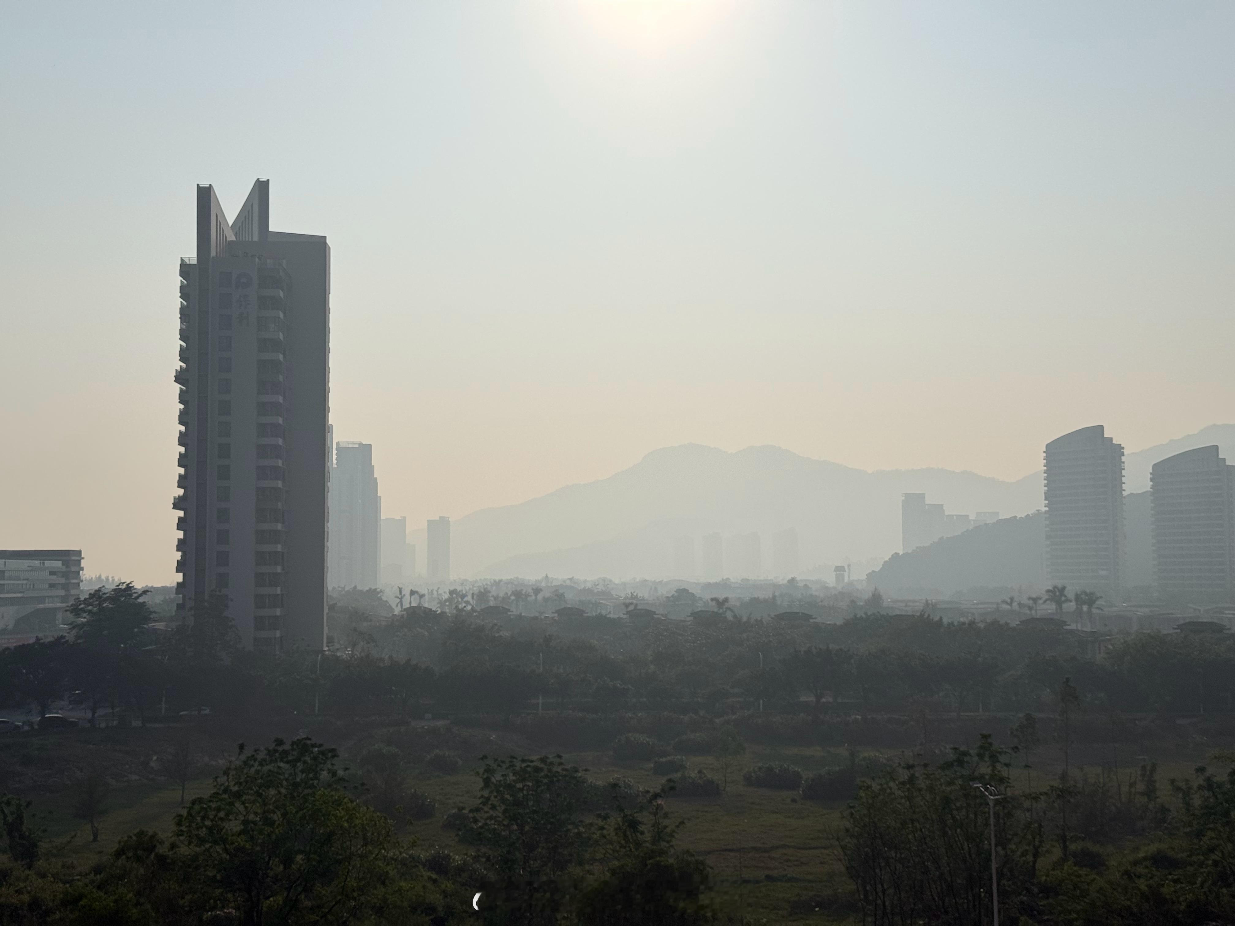 原以为海边就会没有雾霾，结果还是会有的嘛，希望来一阵强劲的海风吧！日常分享