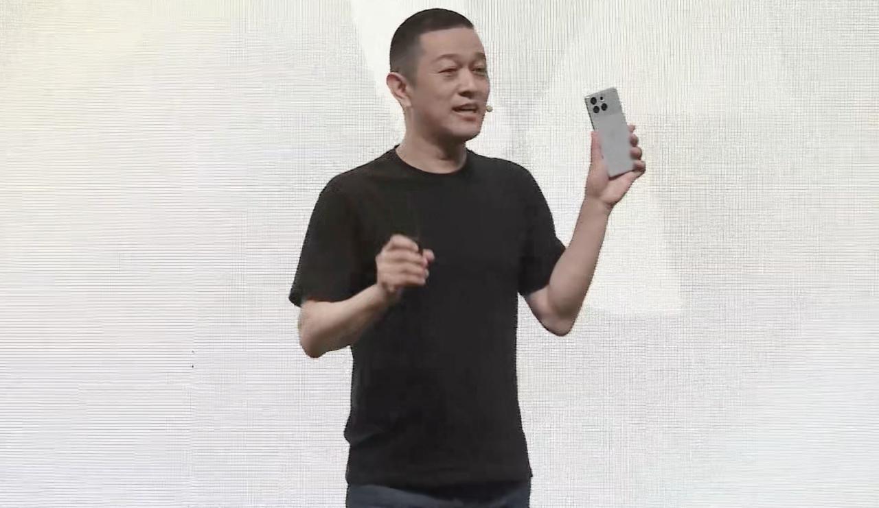 蔚来手机长这样，大家觉得咋样？[泣不成声]看着有点像一加和真我的结合体[狗头]。