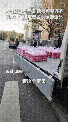 网友震惊了:山东淄博，一网友走在街上，看到一个苹果摊，被车上苹果的造型吸引了！只