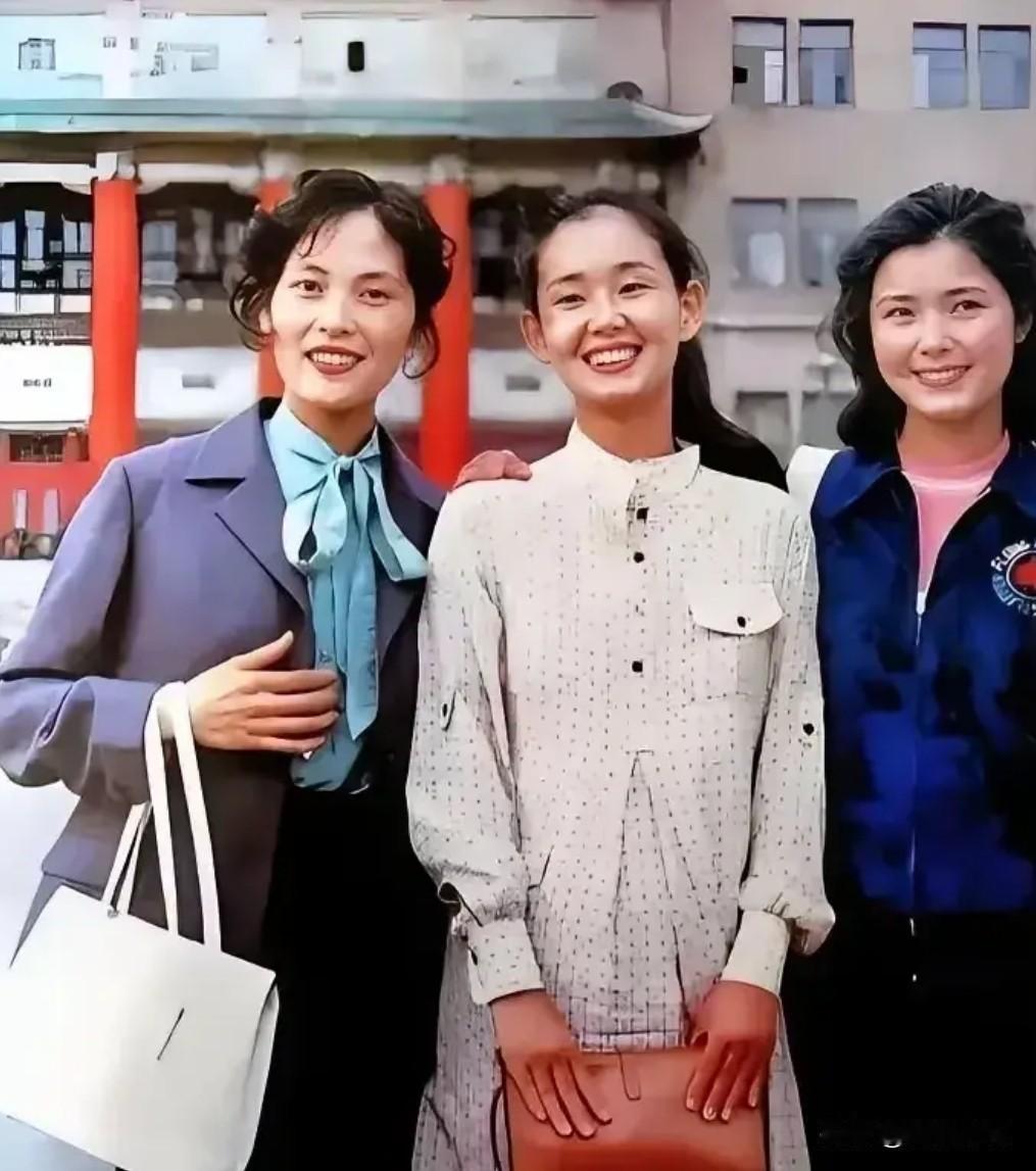 仔细看，那时的宋晓英细眉飞扬，温婉如莲！右边的是明眸善睐，秀韵多姿的姜黎黎，而中