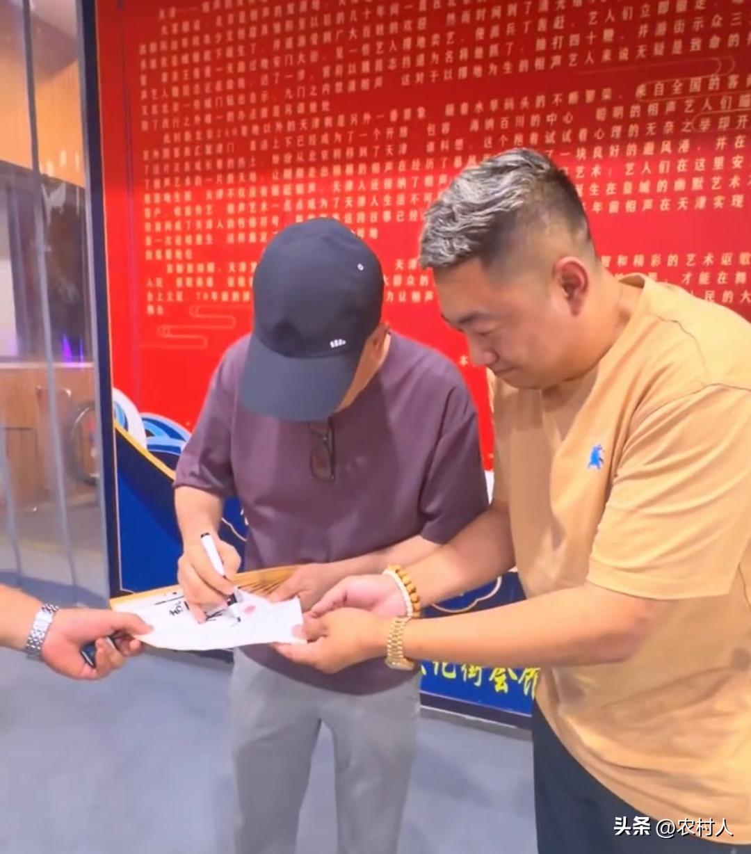 杨议还是这么受欢迎，每天都有粉丝堵着他签名合影。杨议一点明星架子都没有，对待粉丝