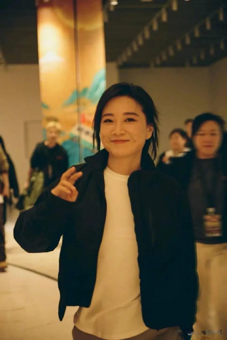 贾玲现在走路都带风了，瘦了的贾玲状态真的很好，可能最近为了电影宣传贾玲的曝光率明