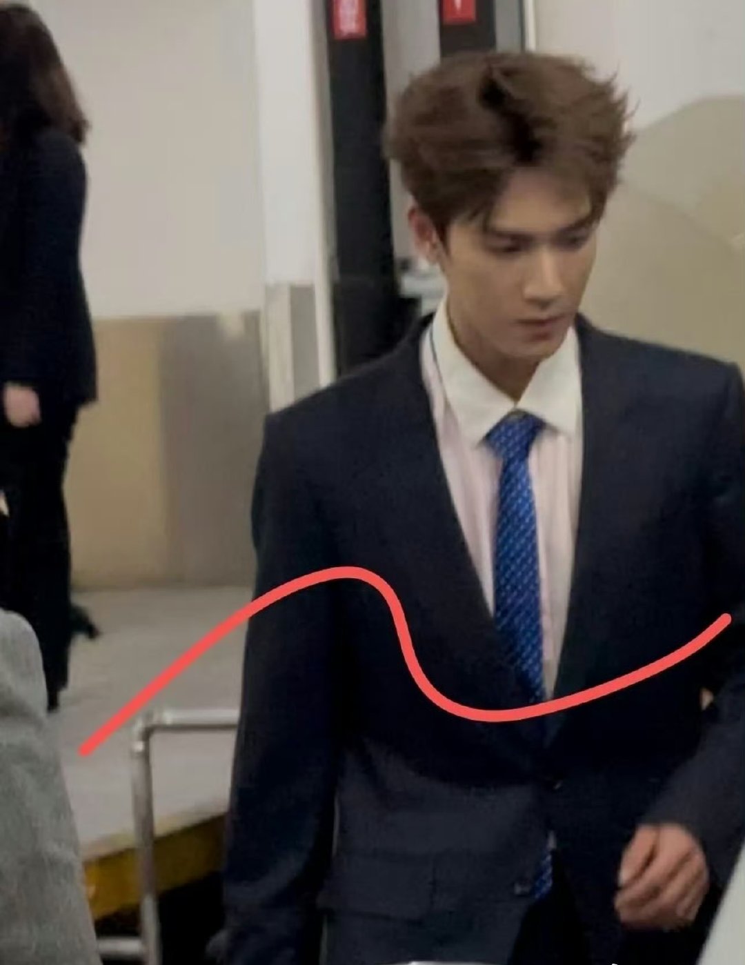 李昀锐蓝西装路透李昀锐路透蓝西装 小林路透蓝领带配蓝西装，谁点的总裁文男主来了…