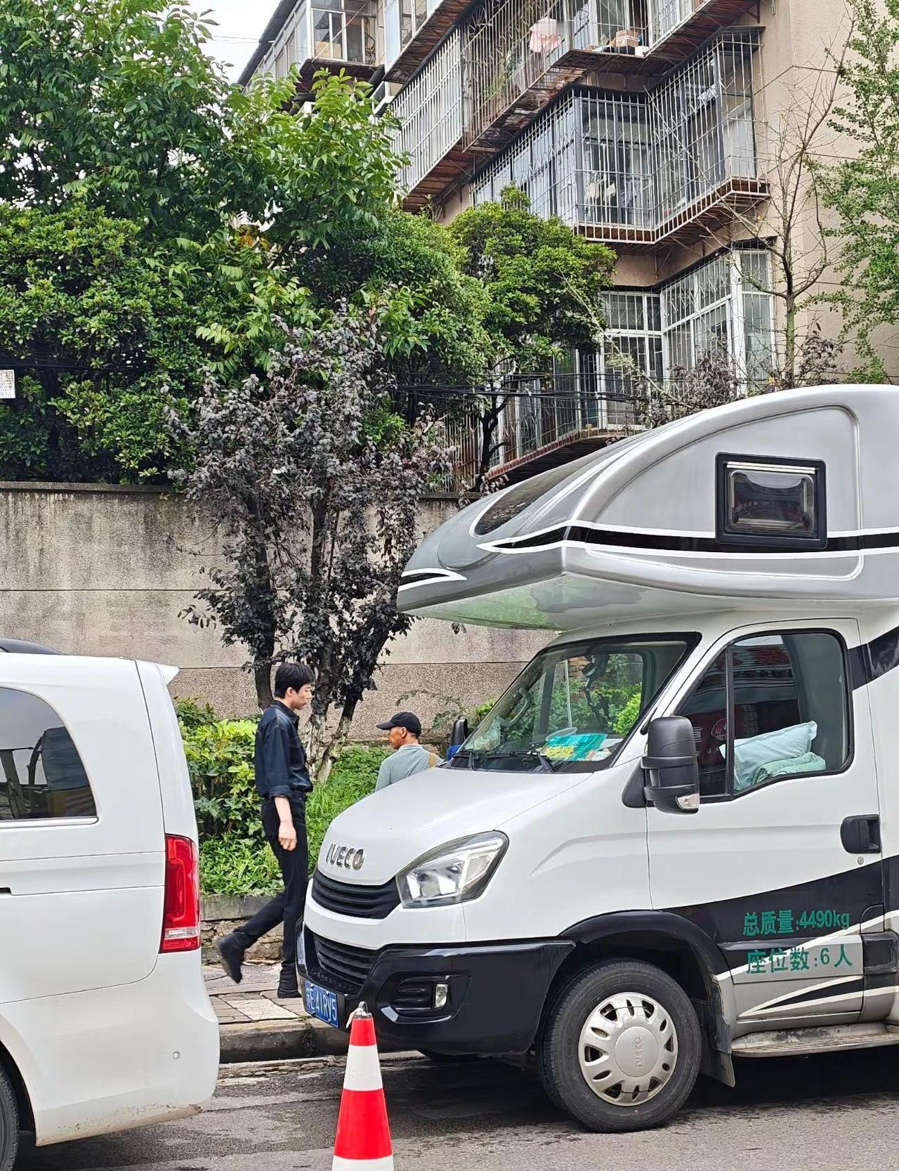 和刘宇宁同步下班啦 刘宇宁路透 下班路上 铁证 扫黑铁证