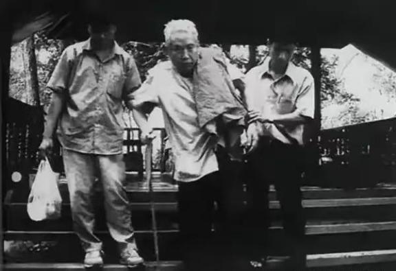 1998年4月，72岁的波尔布特病逝。弥留之际，他将妻女托付给了自己信任的秘书狄