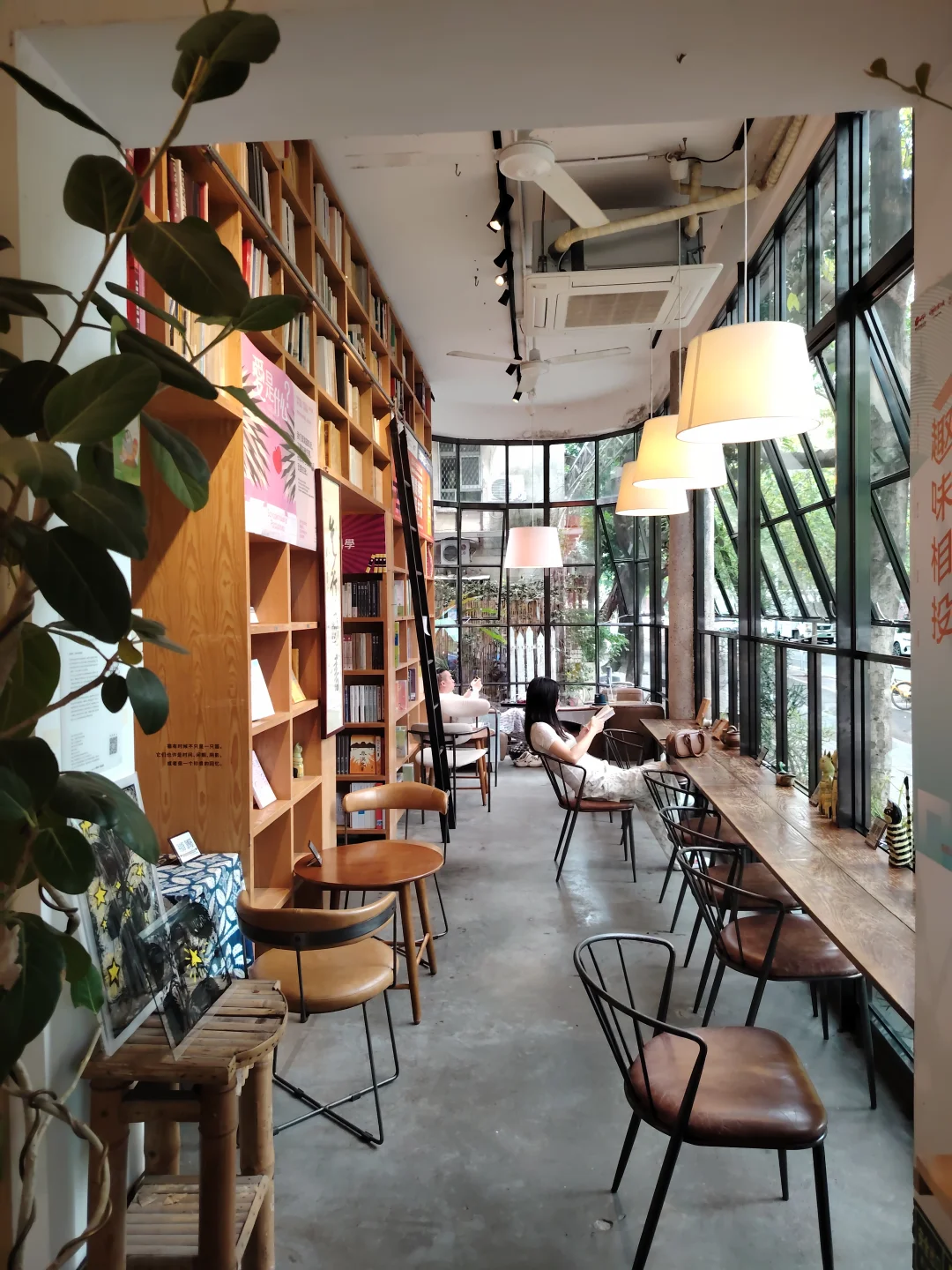 佛山文艺书店先行书店，感觉比广州方所接地气，有种台湾小清新电影的感觉...