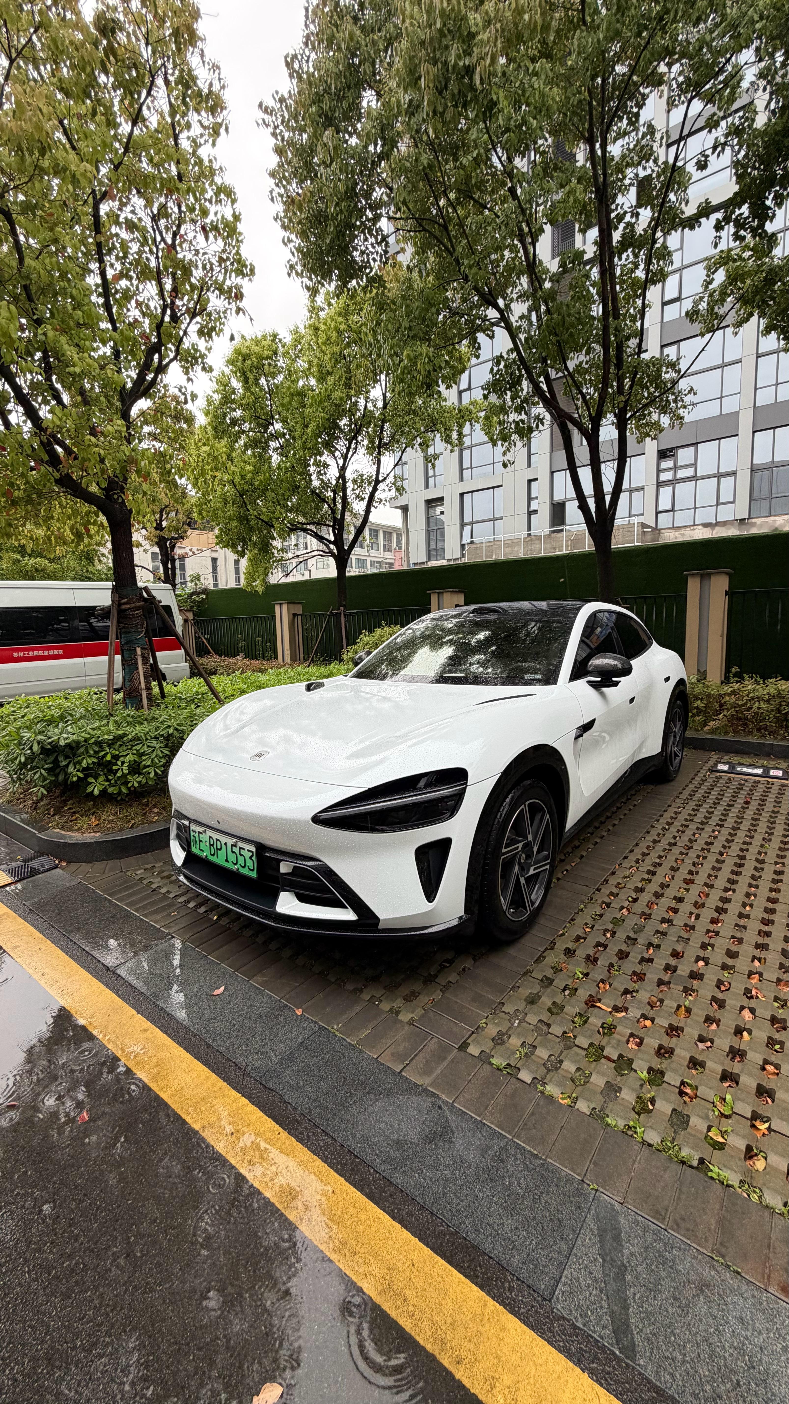 改色膜雨天下的质感小米汽车小米yu7