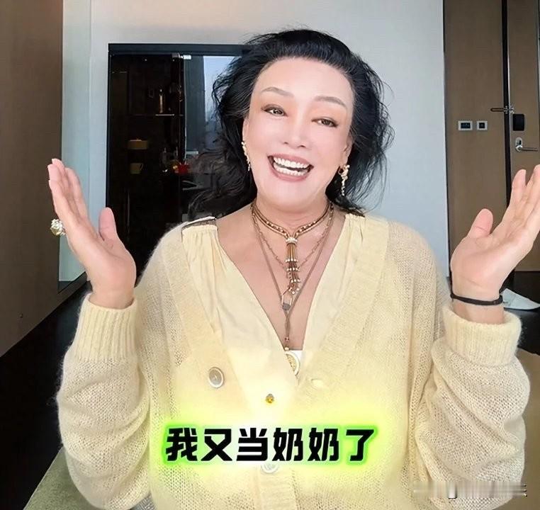 马筱梅生了一个儿子，还在初七这么好的日子，受到了全家的爱护，她是值得的。

张兰