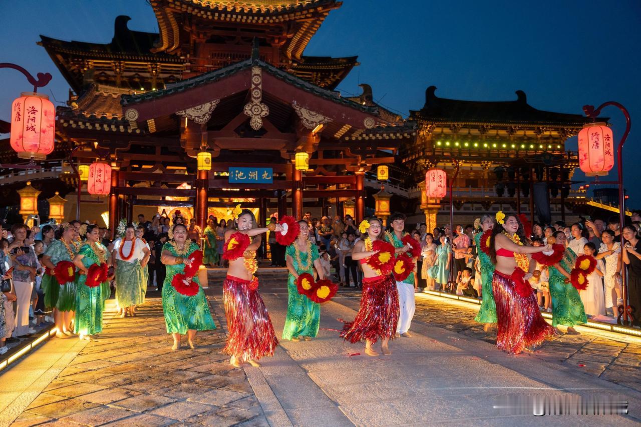 【洛阳九洲池幻夜大巡游上演异域风情】7月19日，来自大洋彼岸的美国圣迭戈夏威夷风