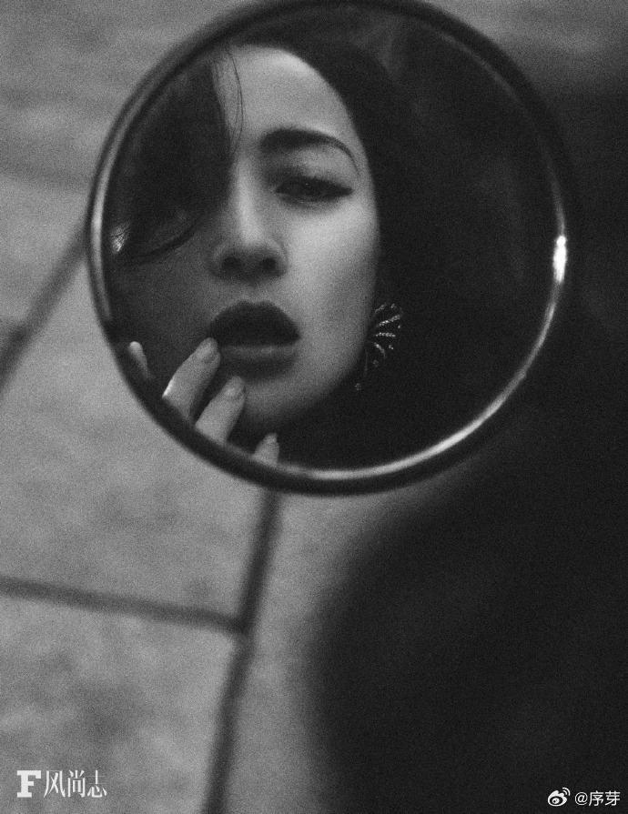 蒋勤勤酷飒风高智感蒋勤勤驾驭酷飒风的秘诀在于松弛感，米兰街头随拍自然不做作，身姿