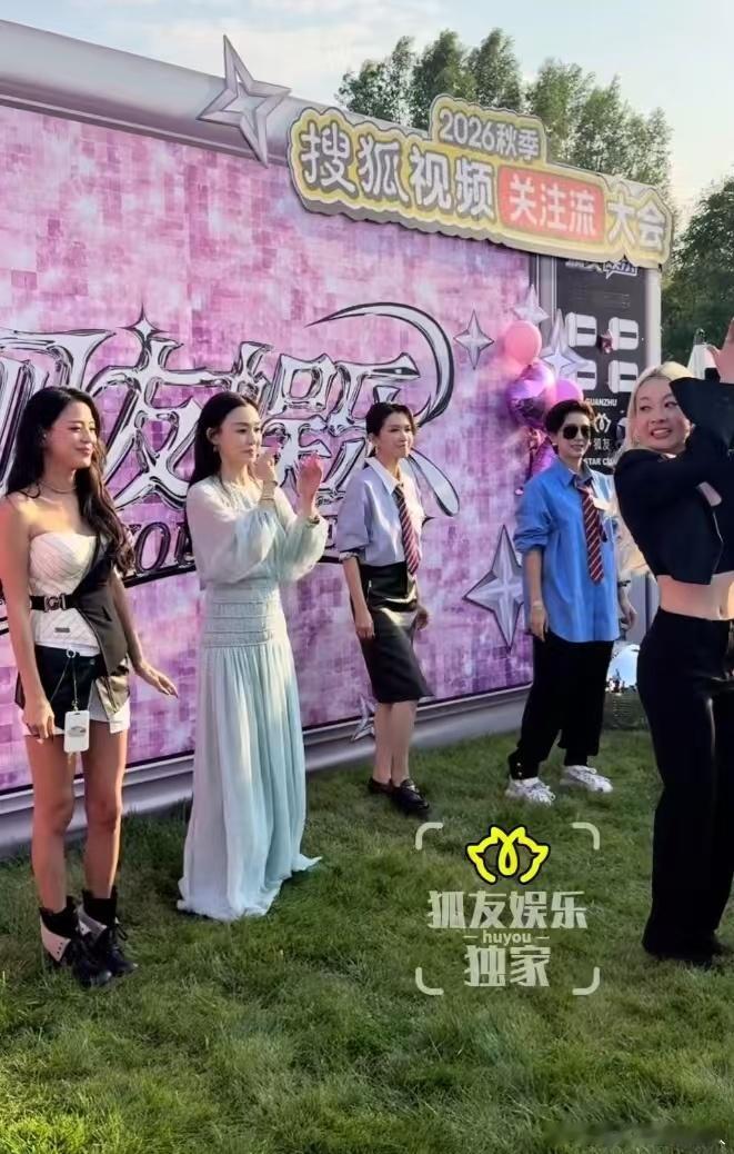 浪姐团建没带陈瑶  还以为浪姐又在小考了谁懂这种熟悉感，姐姐们聚在一起谈笑互动，