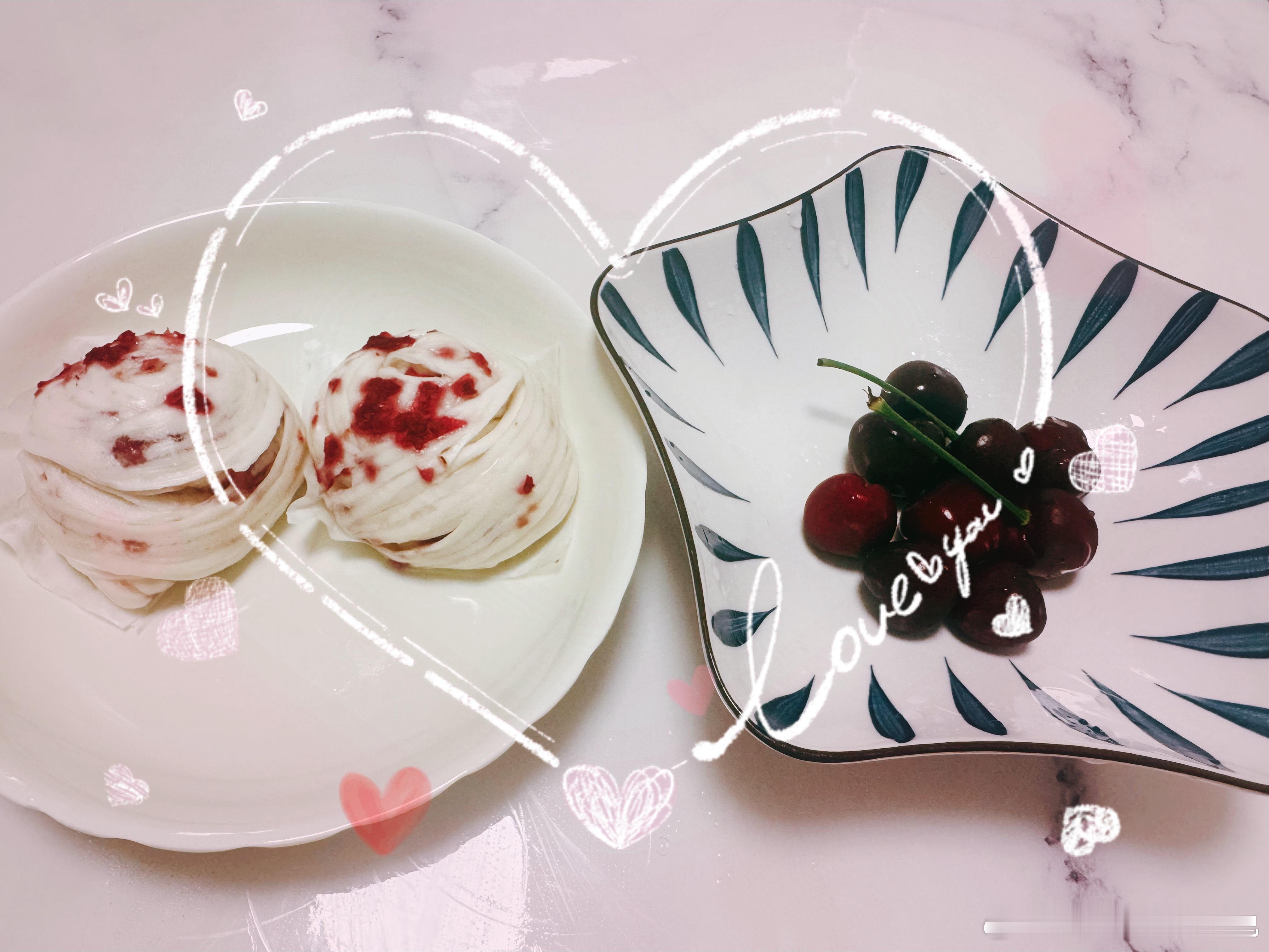 今日份早餐，两个玫瑰花馒头，还有樱桃，自从云南回来，爱上了玫瑰花味的食物 