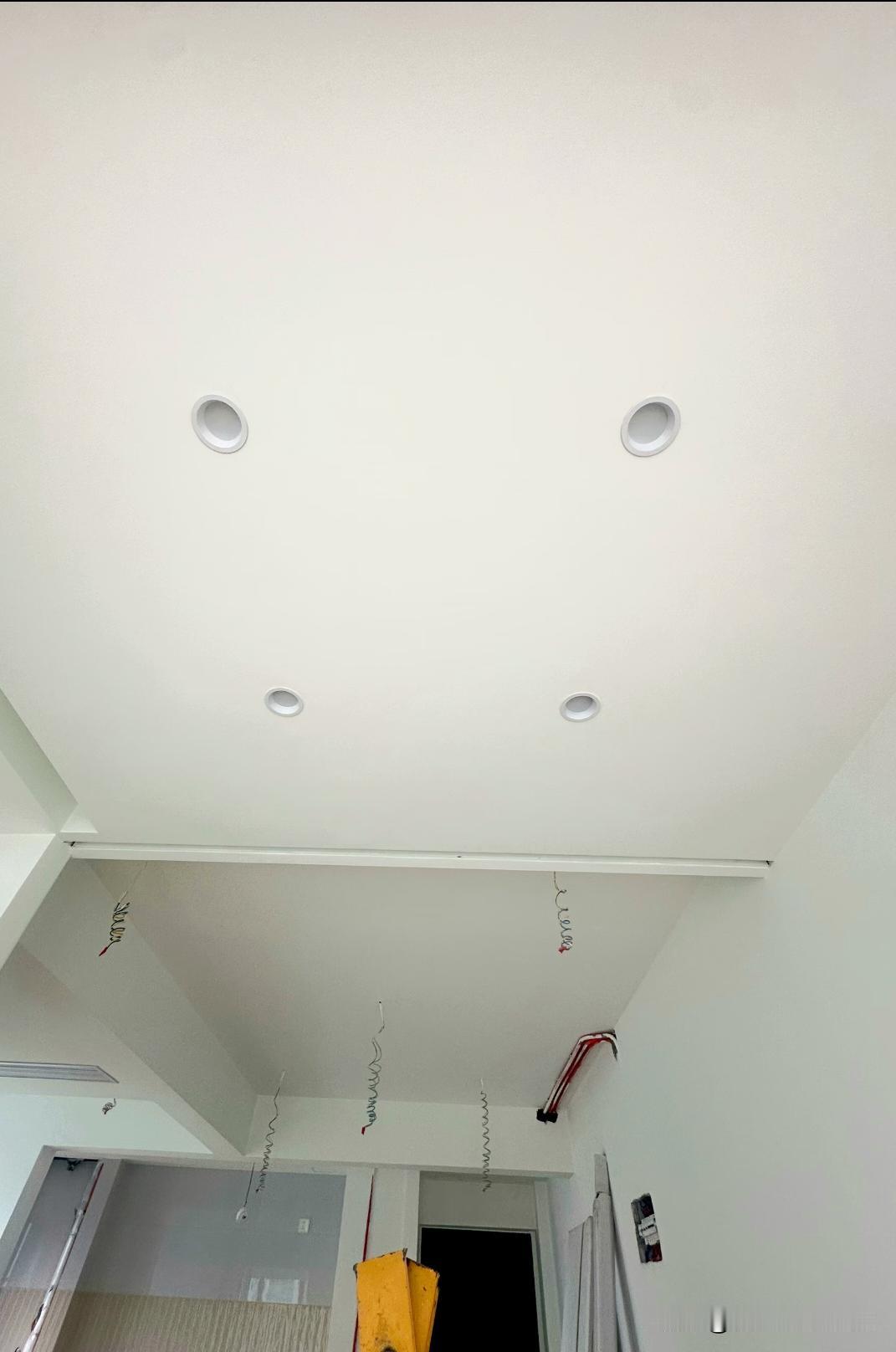 电工师傅在吗？ 筒灯装成这样我两眼一黑🤦‍♀️
救命！！装灯环节一个没注意就翻