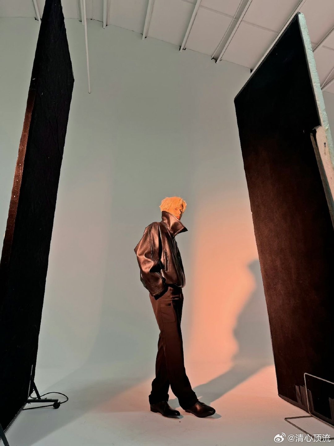 胡先煦这么瘦了 瘦身成功颜值逆袭，五官立体清晰，造型又酷又帅，路透都能看出绝佳镜