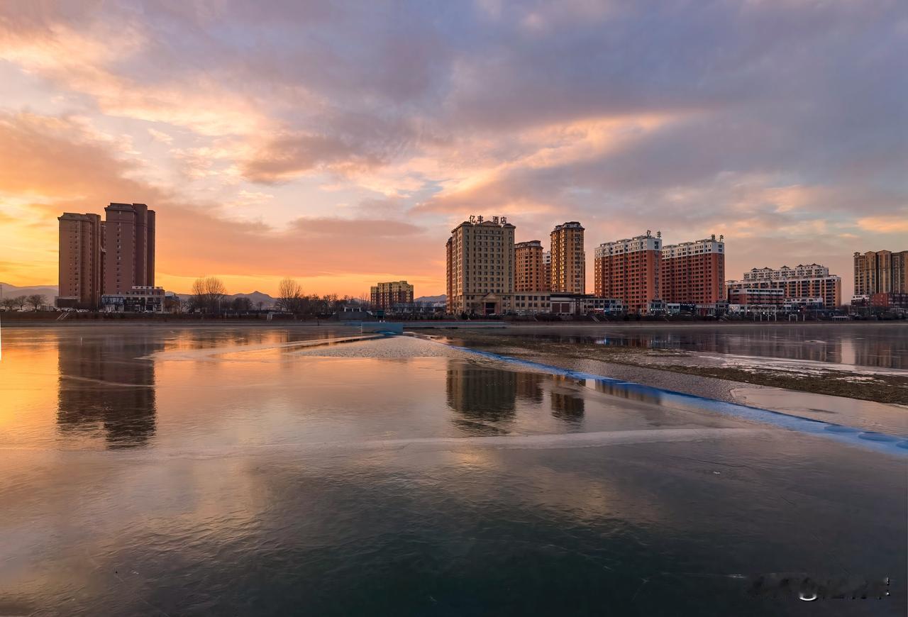 想观赏五颜六色的晚霞吗? 晚霞五颜六色？多少有点儿夸张，起码就没有绿色；不过，我
