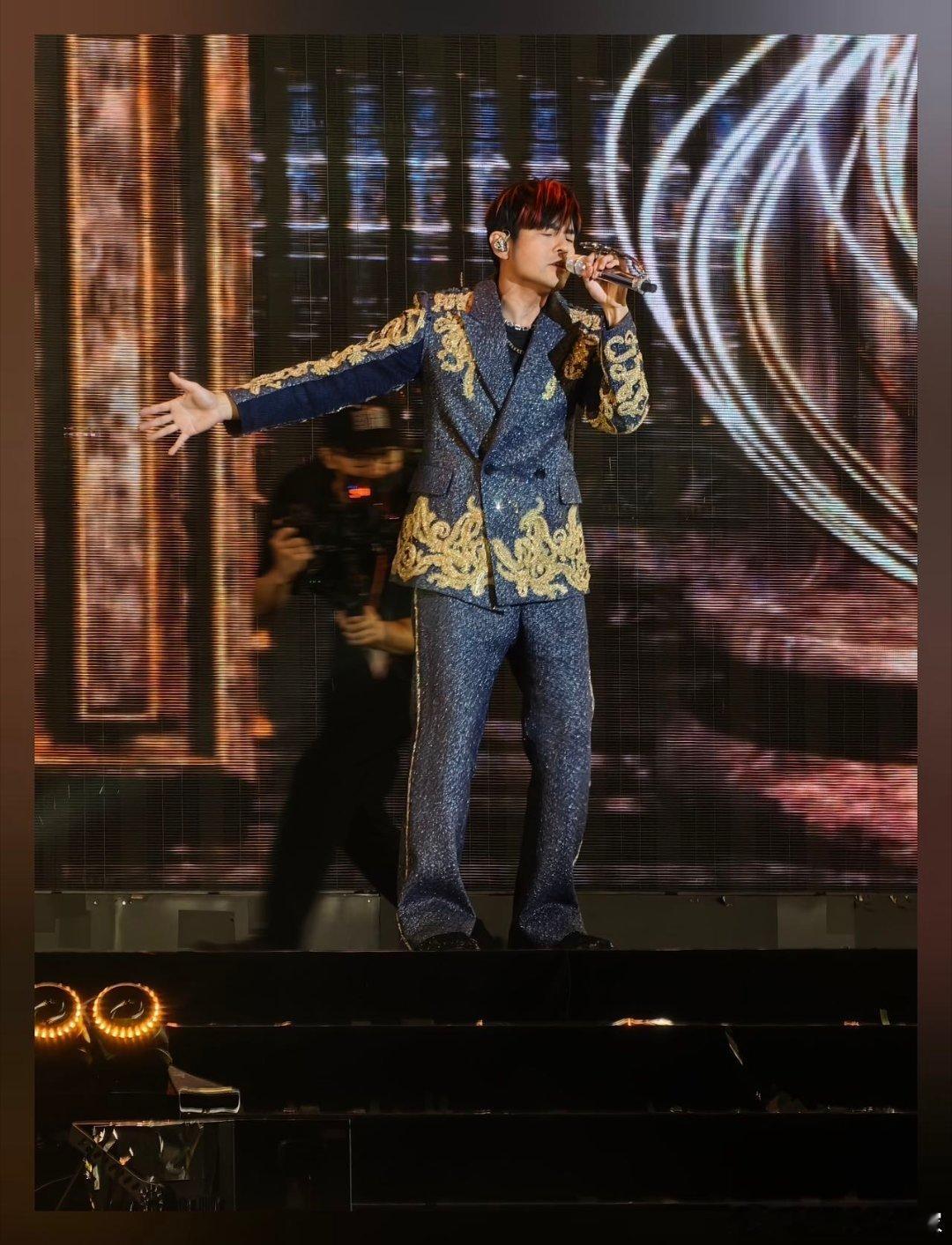 我镜头下的周杰伦演唱会周杰伦演唱会原来应该这样拍 从耳机到现场的体验，真的没法用