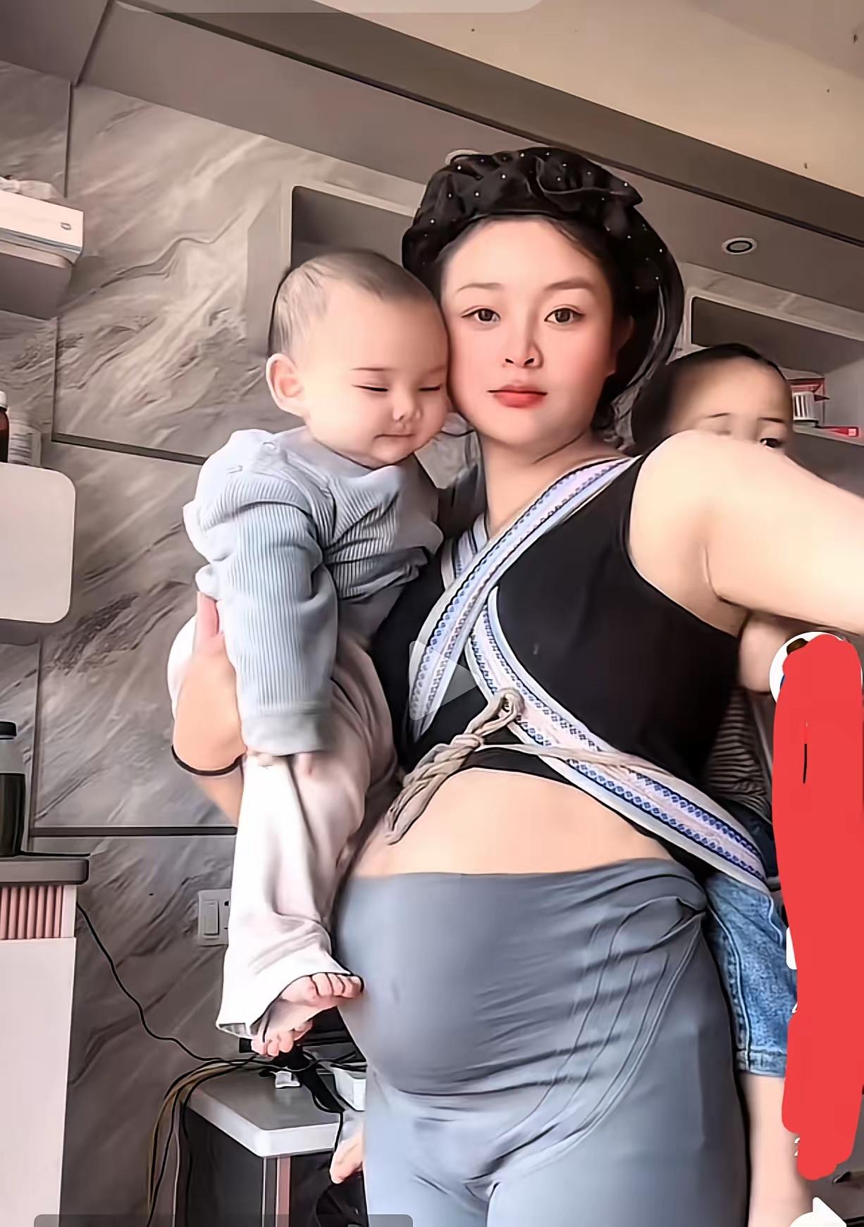弄潮儿！
背着抱着肚里怀着，满脸的满足幸福感爆棚，这才是女人，没有忘记生育的女人