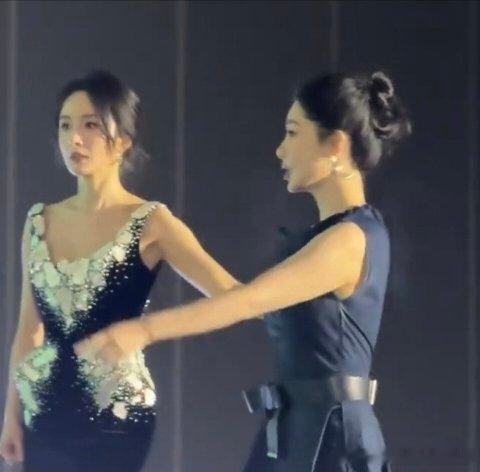 杨幂牵杨紫上台哇塞 友谊长存呀 