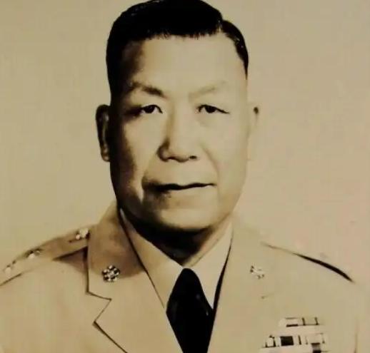 1949年，蒋介石下死令：撤离青岛必炸全城设施！刘安祺表面点头应承，转身就对亲兵