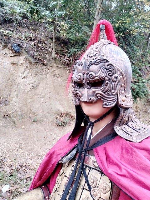 家人们，《逐玉》这次可闹大了！之前刷到战损剧照，将军脸比女主还白，滤镜厚得离谱，