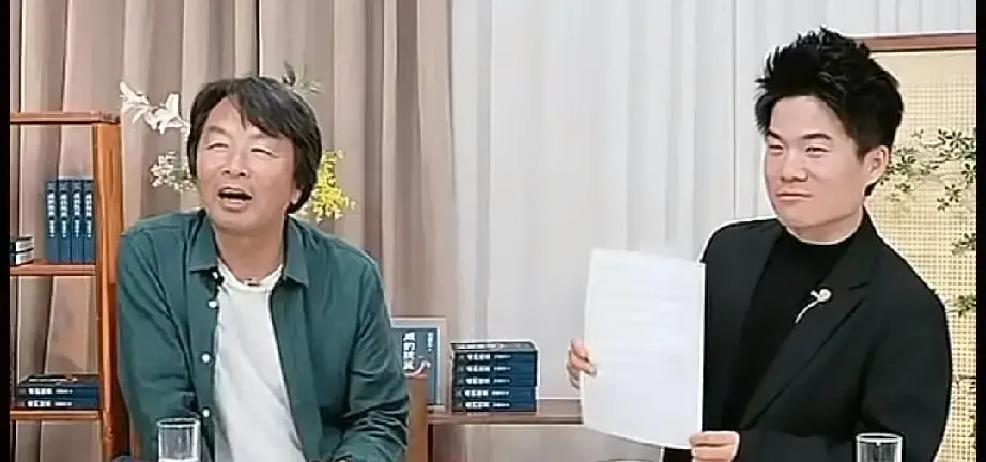刘震云瘫坐在椅子上憋笑，董宇辉突然对着镜头开始撒娇。
 
这是文学访谈？不，这是