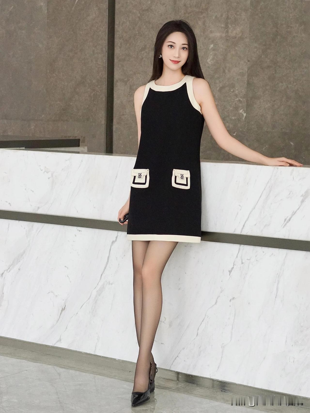 宝藏女孩：黑衣美女室内摄影写真