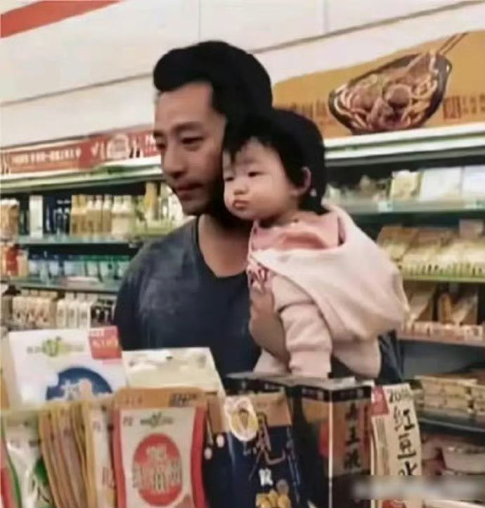 可可爱爱的小玥儿，长得像爸爸笑起来又像妈妈，她可是爸爸妈妈曾经爱的结晶，当爱情成