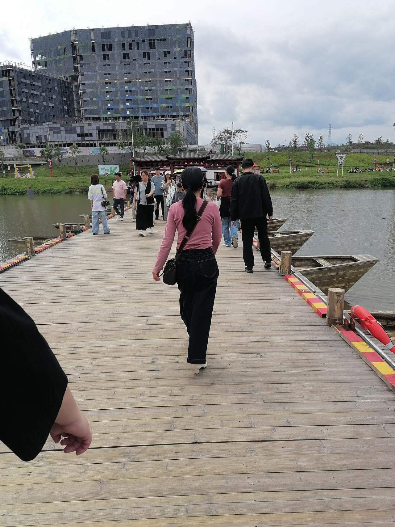 现在赣州城区有三座浮桥，东河老浮桥、南河浮桥、还有去年才建成的西河浮桥。
不管怎