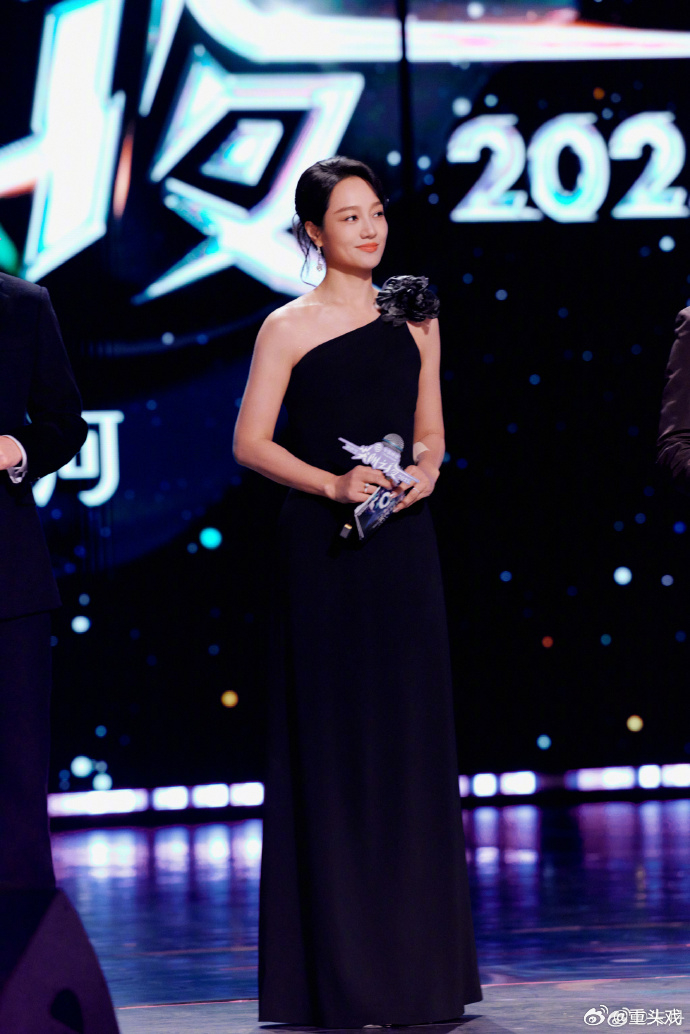 朱丹回应说刘宇宁英雄不问出处 昨晚，直播回应在尖叫之夜领奖时用了“英雄不问出处”