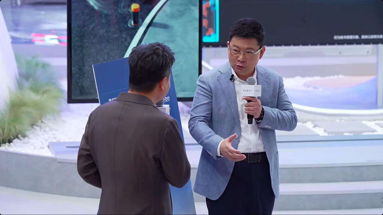 逛完今年的北京车展，我最大的感慨就是如今的中国车市像极了当年的手机市场！

前几