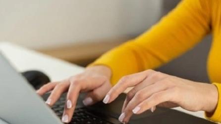 专家建议，节后复工首日应适当减轻工作量，帮助缓解假期与工作切换带来的节后综合征和