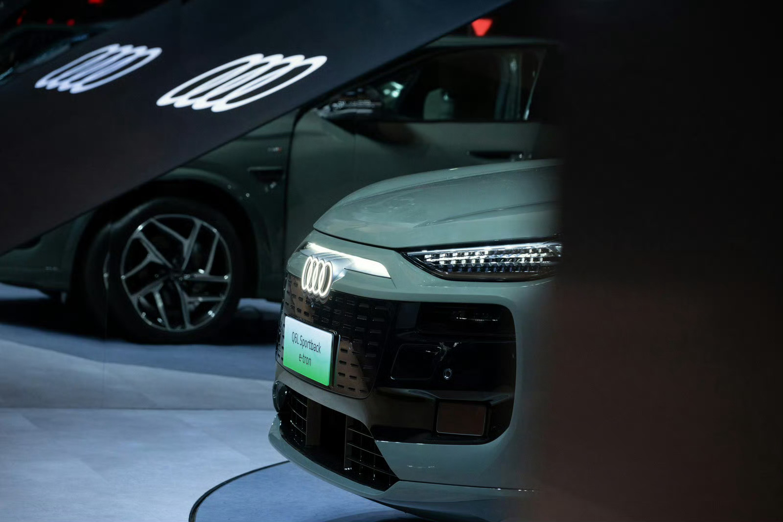 四环亮相北京798 以灯光为设计语言，奥迪Q6L Sportback e-tro