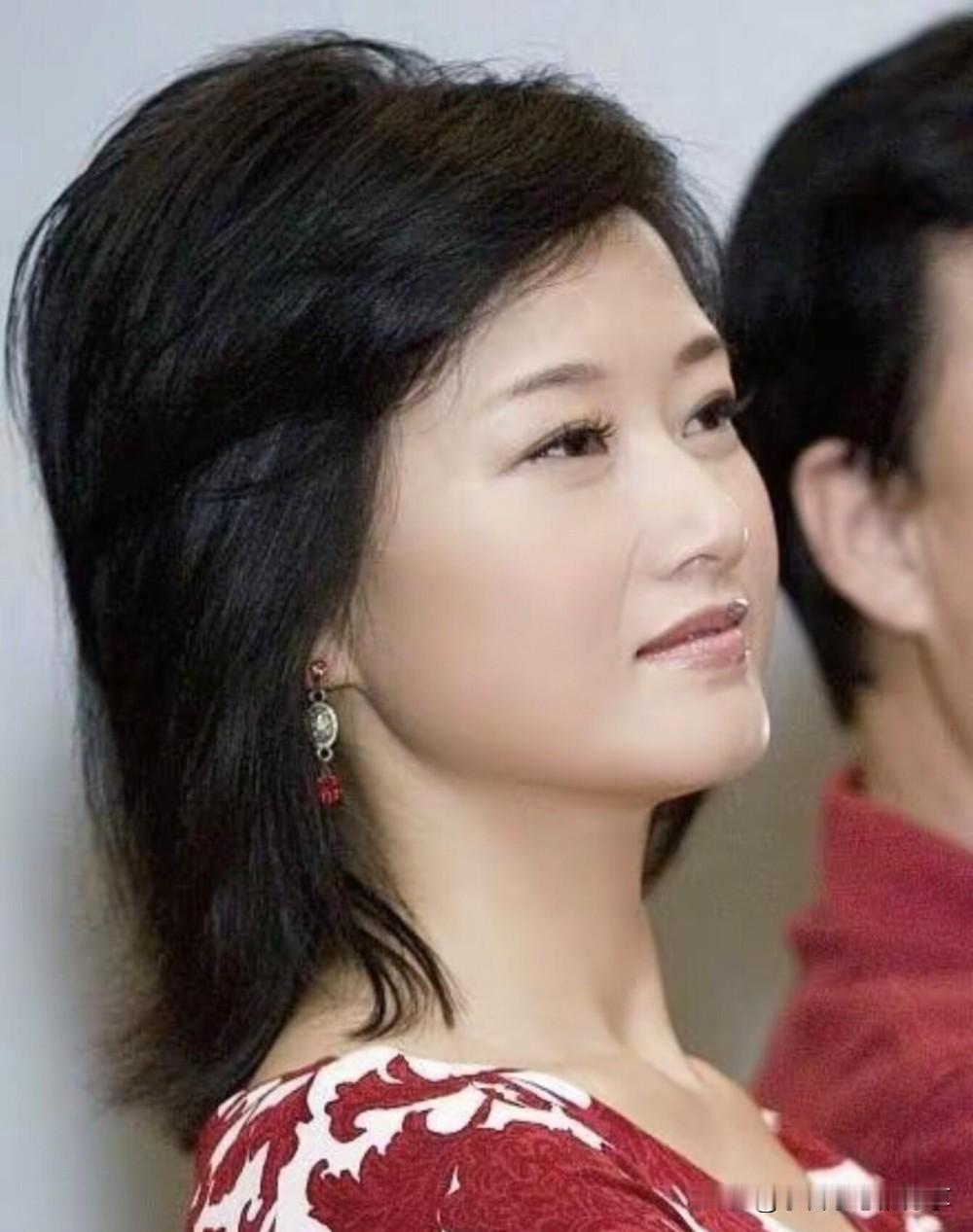 这位女歌唱家年轻的时候好美啊 ，艳惊四座，天姿国色，温柔可人，美丽大方，就算是李