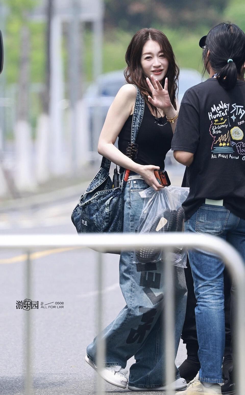 李小冉身材太好了，这次的穿搭也很好看！黑色修身背心勾勒出优越肩颈线条，搭配做旧感