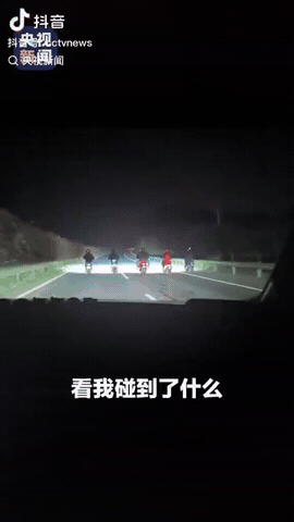 安徽，一省道上5人骑电动车并排行驶，像一堵墙挡在前面，让后车无法正常通行，没想到