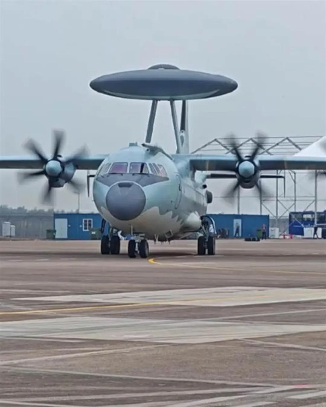 空警 - 500（KJ - 500）是我国自主研制的新一代中型预警指挥机，属于中