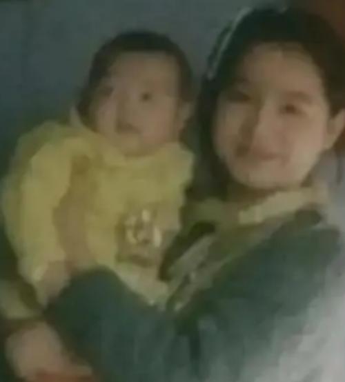 1976年，25岁女知青抱着4岁儿子回京，母亲气得半死，怒骂她未婚先孕，不知羞耻