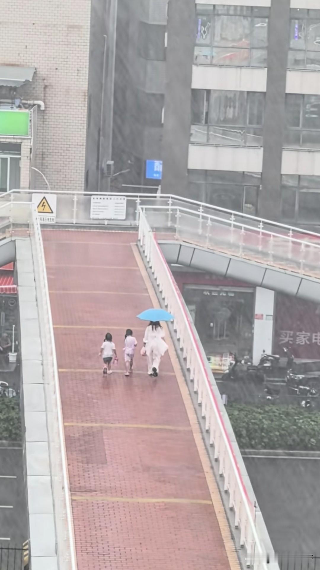 这么大的雨，我是做不到这样的
