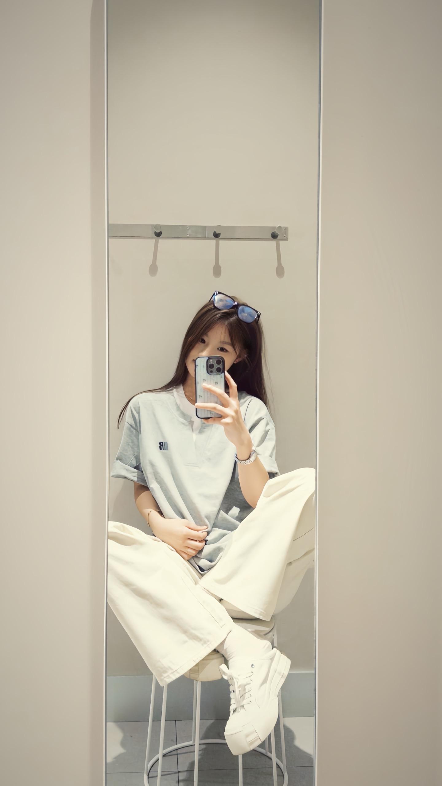 你是一个非常真诚的小女孩 也是一个总是爱笑的小女生 希望你以后先爱自己...