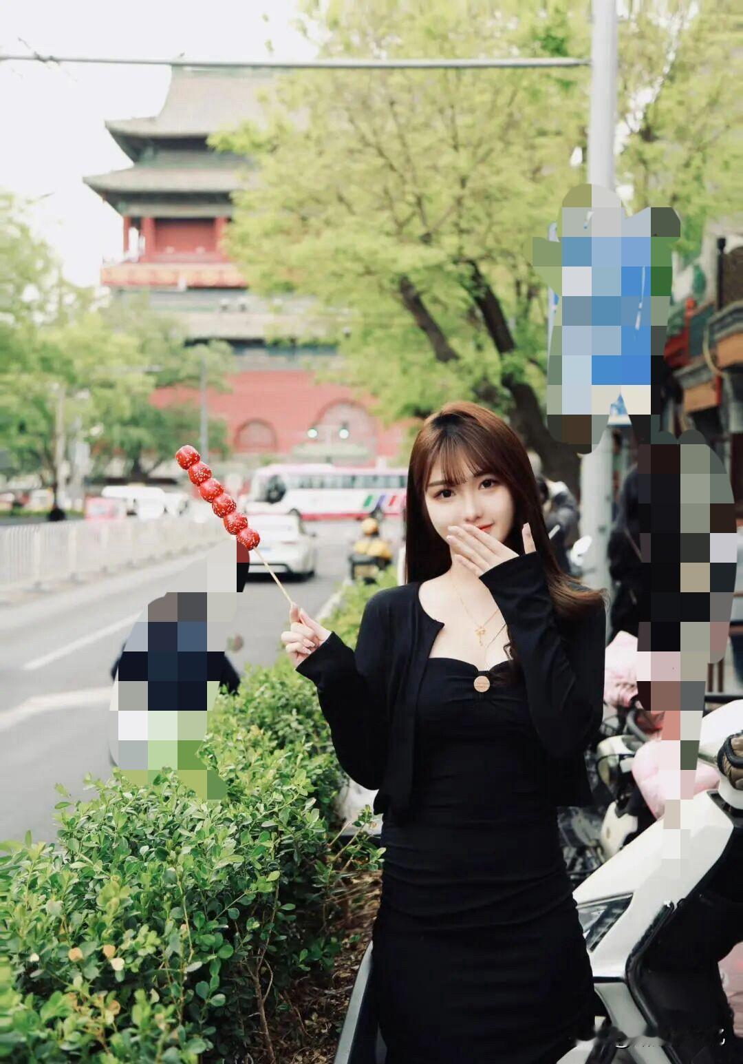 黑紧裙上身，甜辣秒切换，反差杀疯了！[比心][比心][比心]
露肩黑裙 黑裙穿搭