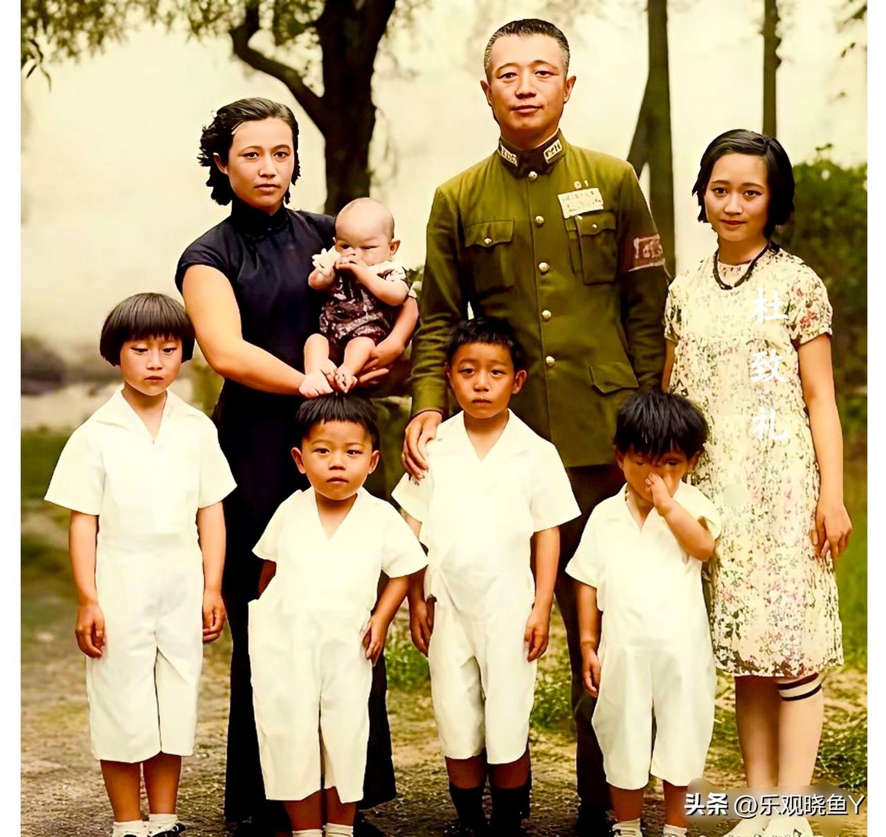 一九三九年，广西，杜致礼与父亲杜聿明、母亲曹秀清、两个妹妹杜致义与杜致廉、三个弟