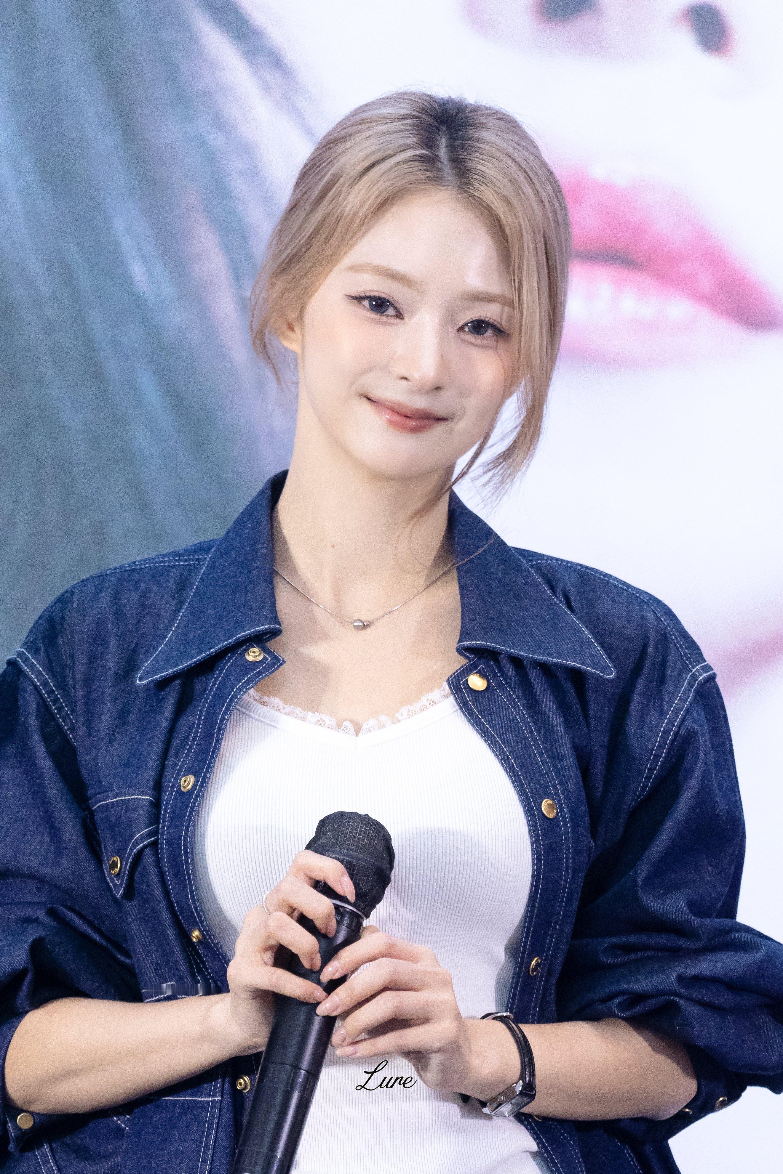 李娜炅[超话]  🐣氧气笑颜李娜炅 260830 MA签售 饭拍HD©Lure