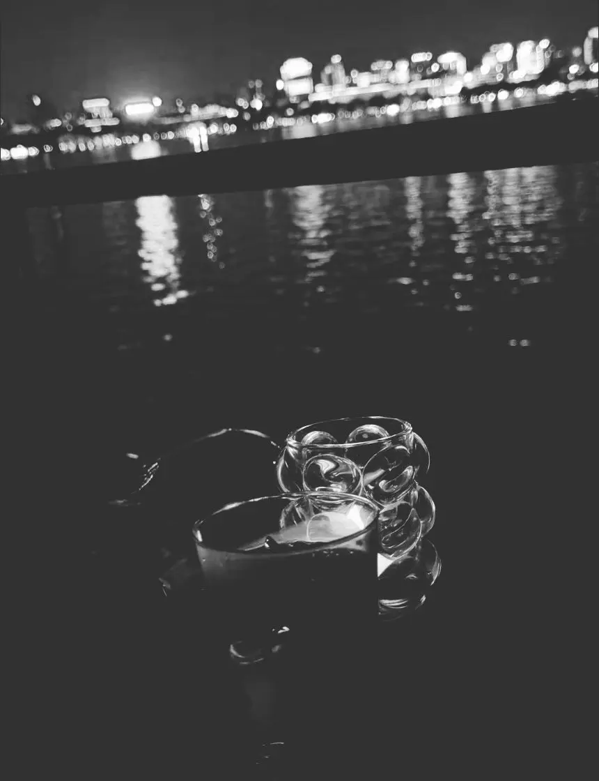 "别高估关系，别试探人心，前者不堪一击，后者薄凉无比。"