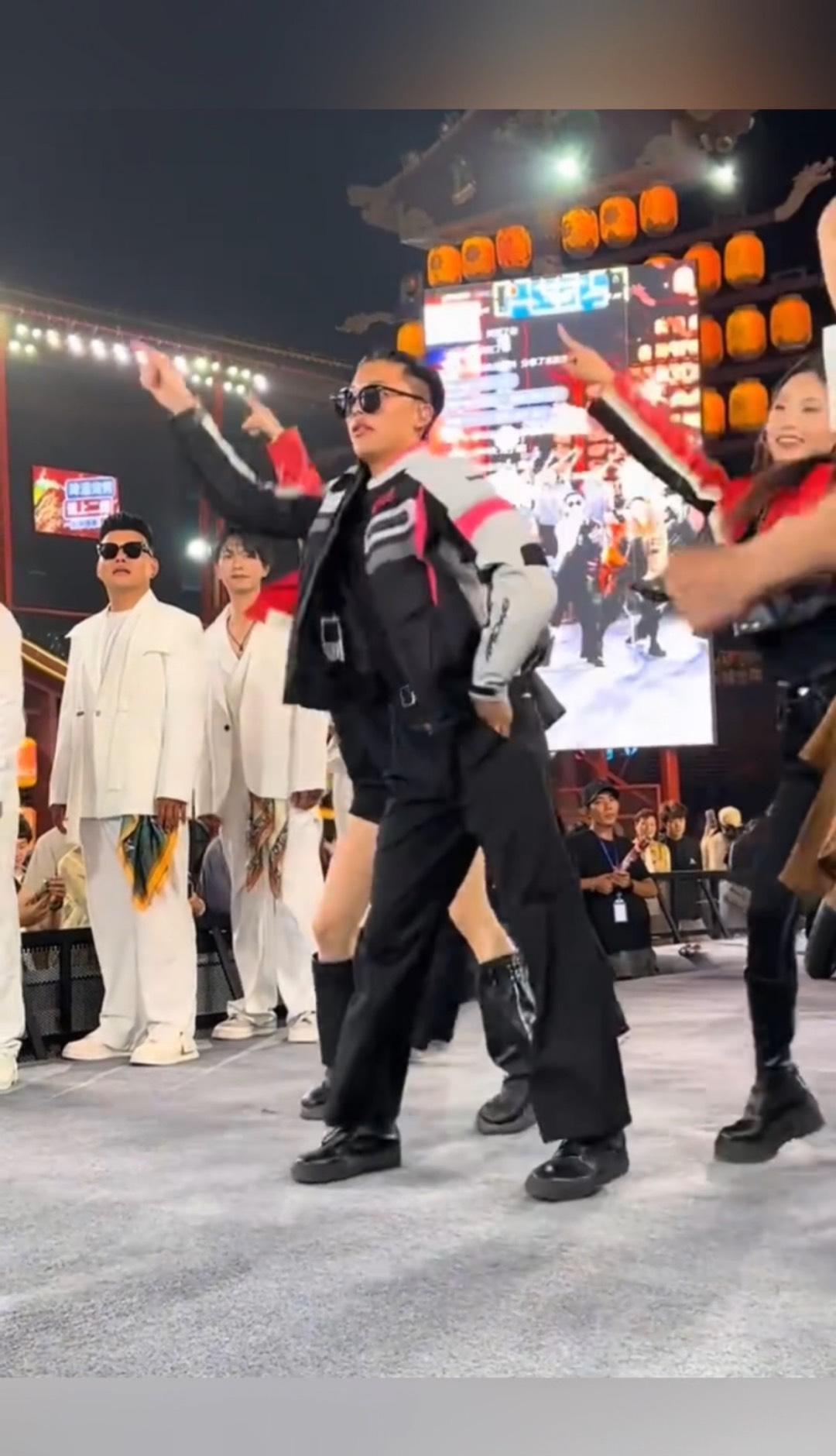 郭有才这名字，最近可太火了。
谁能想到，一个在短视频里“尬舞”的男人，能把《道德