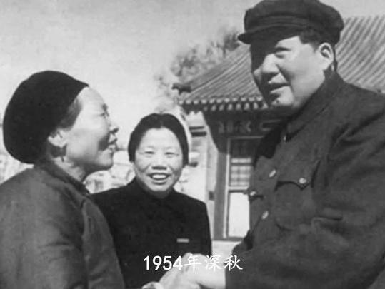 雨中避雨遭老农拒门 主席立规照见党群鱼水深情
 
1954年深秋，在杭州起草宪法