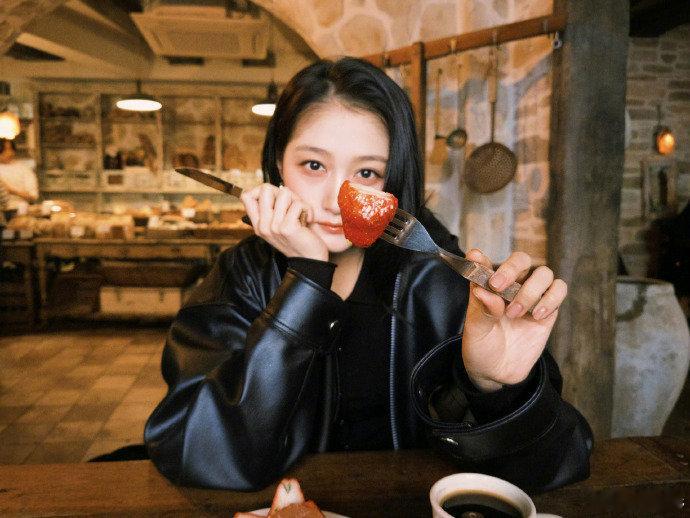 关晓彤喂的草莓关晓彤喂的草莓，这一口谁不迷糊啊关晓彤分享库存照关晓彤六宫格库存照