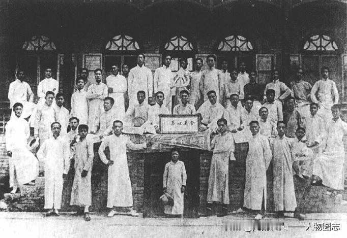 周恩来(二排右三坐者)读书时所在丁二班获“国文优胜”“野跑优胜”奖状后,全体同学