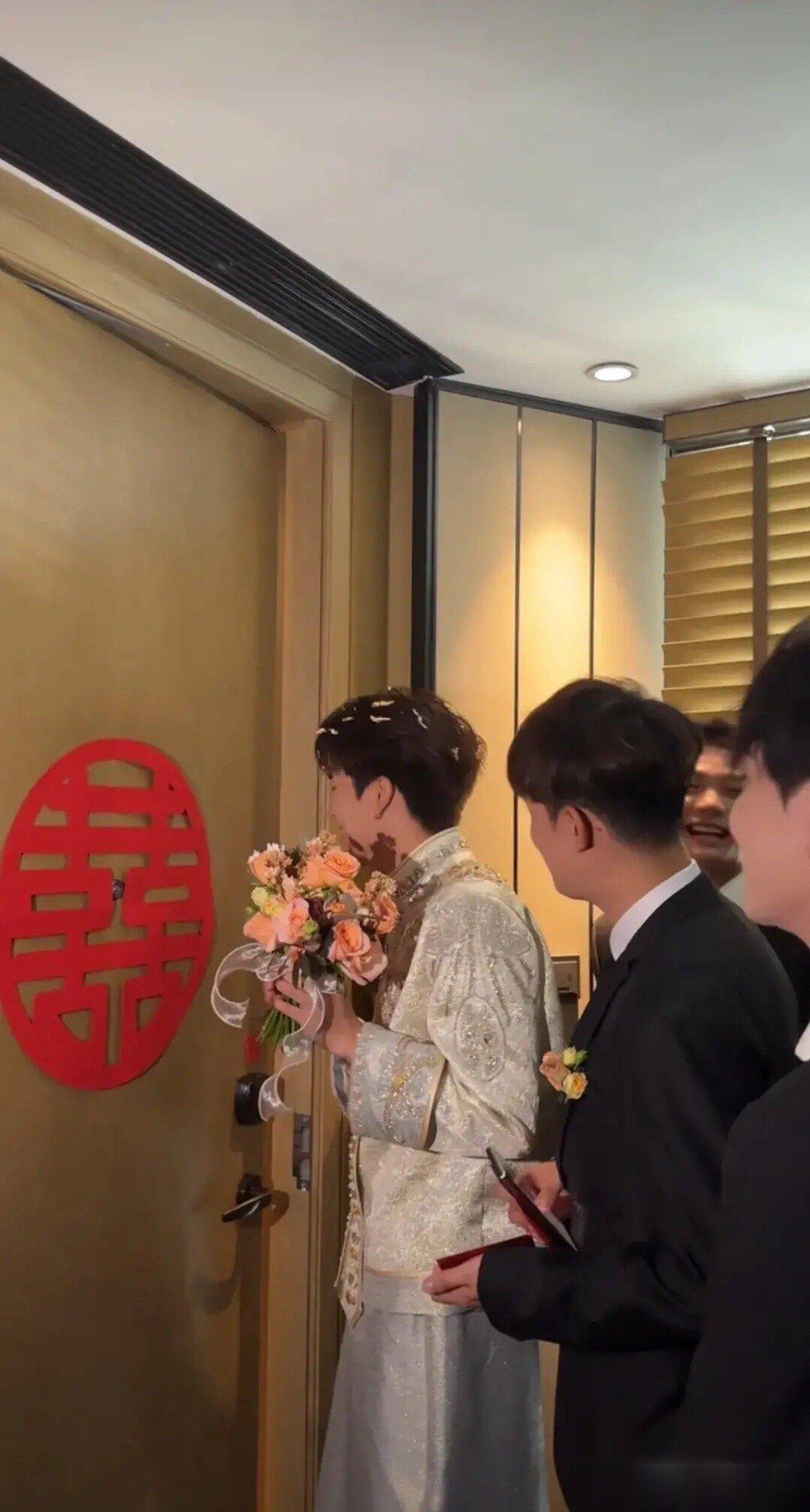 #韩安冉婚礼#韩安冉四婚礼流程非常熟悉了，老公还是个愣头青。穿婚鞋的过程直接双膝