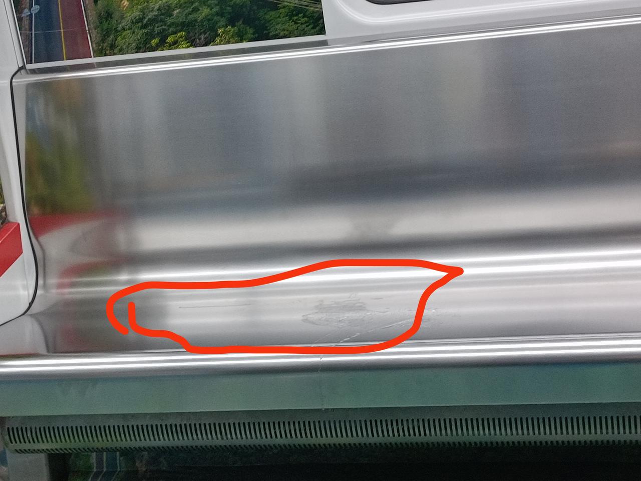 在地铁站的车厢里，一位大哥拎着几个袋子上来了:三袋馒头，一袋豆腐和一大袋子菜，看