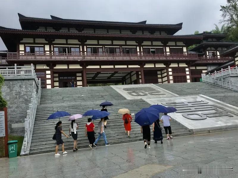 一首令人穿越时空而忘记忧愁的小诗《七律 今时因你竟芬芳》
今时因你竟芬芳，
天赐